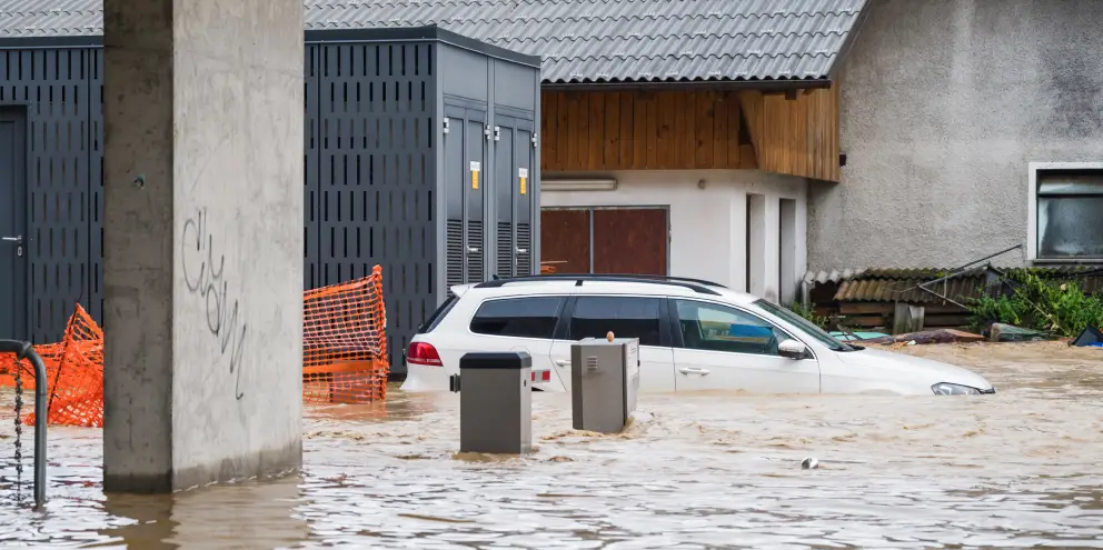 Bảo hiểm Vật chất Xe là lá chắn cho bạn khi ô tô bị ngập nước. Đảm bảo xe được cứu hộ kịp thời và sửa chữa đúng cách mà không lo về tài chính.